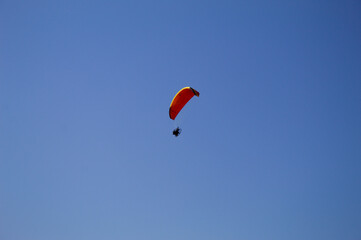 Parapente motorizado voando com o fundo do céu azul