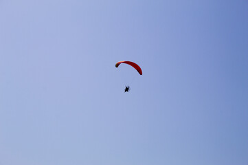 Parapente motorizado voando com o fundo do céu azul