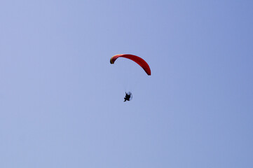 Parapente motorizado voando com o fundo do céu azul