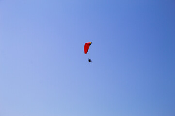 Parapente motorizado voando com o fundo do céu azul