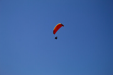 Parapente motorizado voando com o fundo do céu azul