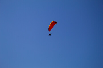 Parapente motorizado voando com o fundo do céu azul