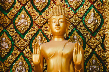 Obraz premium Buddha statue with beautiful details of Thai fine arts background at Buddhist temple. 