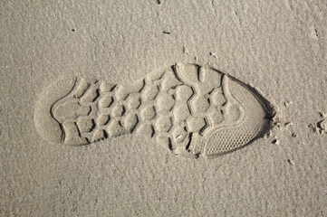 Fototapeta na wymiar Pegada ma areia de um sapato na praia