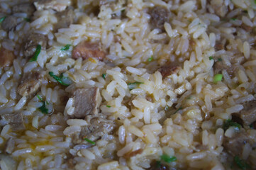 Risoto com carne de gado feito em panela de ferro