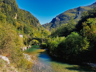 Fototapeta na wymiar Flussbett mit einer Steinbrücke in der Toskana