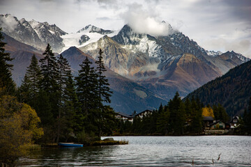 Fototapeta premium mountain lake with mountains in the background in autumn