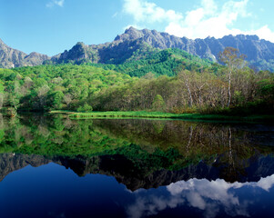 新緑の戸隠山と鏡池