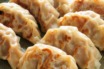 皿の上の複数の餃子のアップ