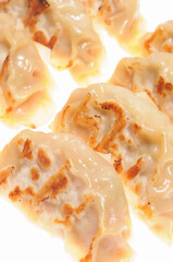 白バックに複数の餃子アップ