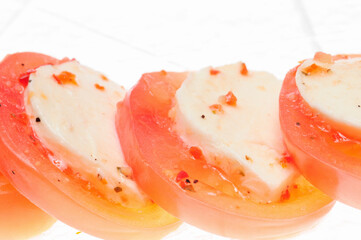 白バックにトマトとモッツァレラチーズサラダ