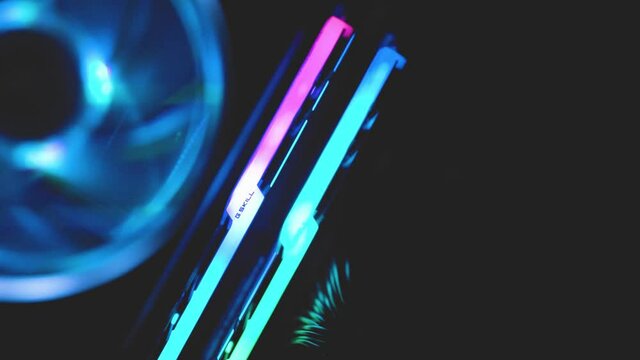 RGB cooler cooling the cpu / PC RGB Luftk&uuml;hler bel&uuml;ftet den Prozessorkern / 4k 60 FPS