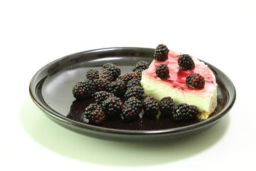ブラックベリーをのせたチーズケーキ
