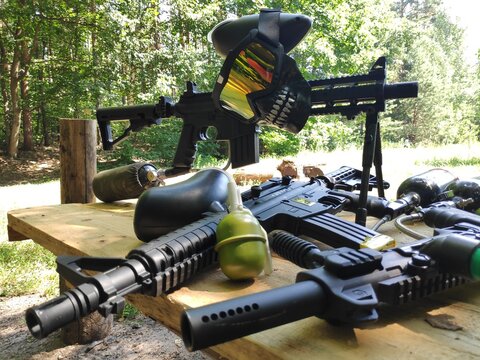 Painball gun with skull mask