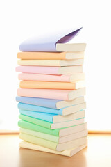 窓辺に積まれた本