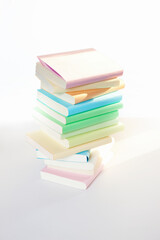 窓辺に積まれた本