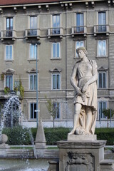 Statua di una donna con un grappolo d'uva durante la vendemmia