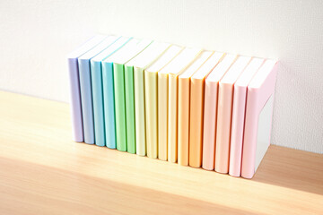 窓辺に置かれた本