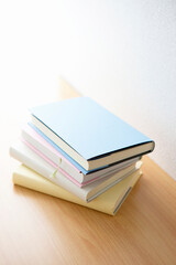 窓辺に積まれた本