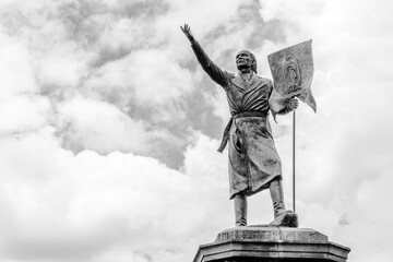Miguel Hidalgo estatua de la independencia de México en septiembre con la virgen de guadalupe