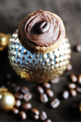 Mokka Biscuits mit Schokolade und Schokobohne.