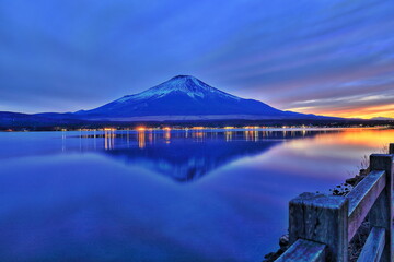 夕暮れの山中湖に映る逆さ富士