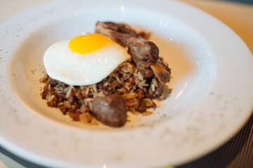 Arroz carretero com costelinha de porco e ovo