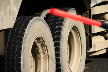 泥で汚れたダンプカーのタイヤ © Paylessimages