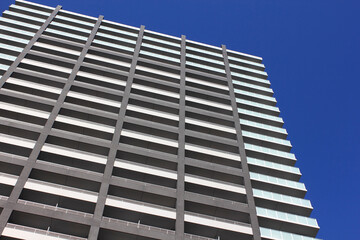 Fototapeta premium オフィスビルと青空