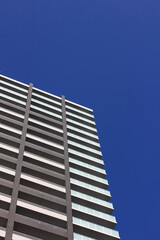 Fototapeta premium オフィスビルと青空