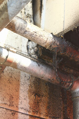 腐食した配水管