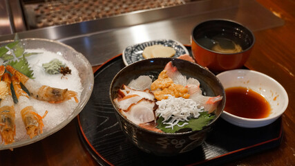 鯛、タコ、ウニ、シラスの海鮮丼、海老のお造り添え