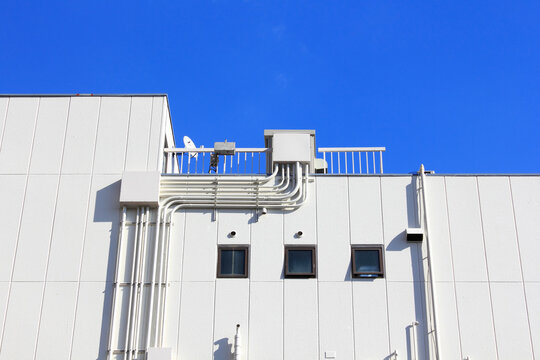 ビルのALC外壁と青空