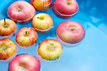 Washing fresh apples in the water