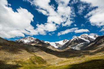Fototapeta premium Nevado con cielo azul en los andes del Perú