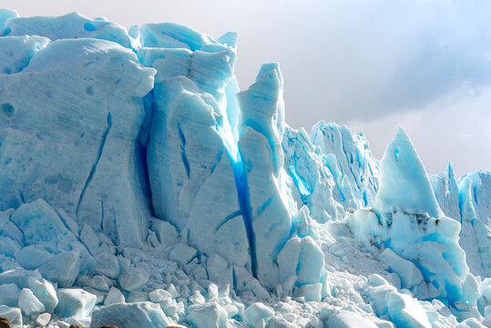 grieta profunda en el hielo del Glaciar Perito Moreno en la Patagonia Argentina
