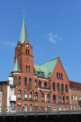 Fototapeta premium kirche in hamburger hafen, deutschland