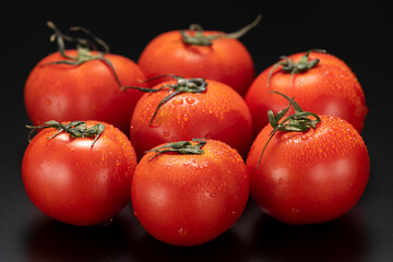 新鮮なトマト 黒バック