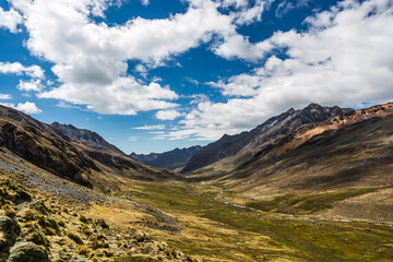 Montaña andina con cielo azul 
