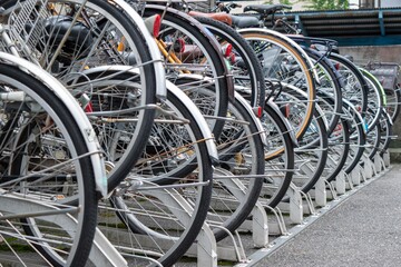 整理整頓された街中の駐輪場は最近の町風景