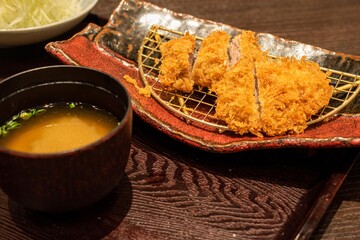 今夜は季節限定のヒレカツ膳を注文しました