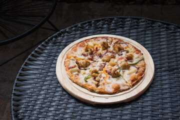 Pizza con toppings de pimientos y tocino