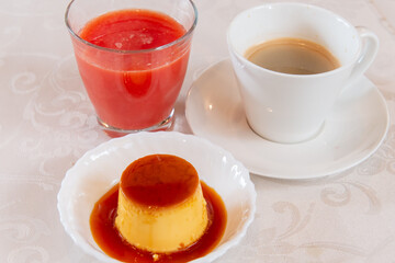 プリン、フルーツジュース、コーヒー