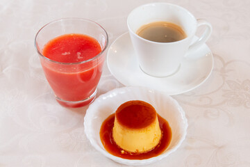 プリン、フルーツジュース、コーヒー
