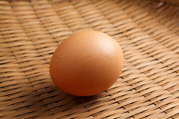 冷蔵庫から出した汗をかいた玉子