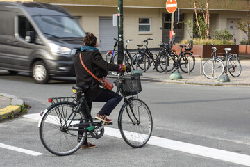 velo cycliste circulation ville environnement urbain femme
