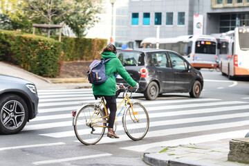Fototapeta na wymiar velo cycliste circulation ville environnement urbain femme