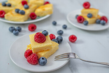 sweet home made vanilla pudding pie with berries