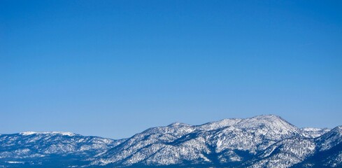 Fototapeta na wymiar snow covered mountains in clear blue sky 