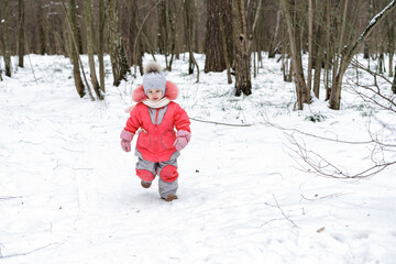 Fototapeta na wymiar Little girl having fun on winter day. fun in the fresh air for a Christmas mood